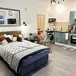 Luxury Industrial Near Brudenell Social Club & Headingley Stadium Apartment *