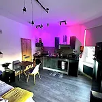 Luxury Industrial Near Brudenell Social Club & Headingley Stadium Apartment