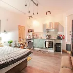 Luxury Industrial Near Brudenell Social Club & Headingley Stadium *