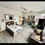 Luxury Industrial Near Brudenell Social Club & Headingley Stadium * Leeds (West Yorkshire)
