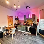 Luxury Industrial Near Brudenell Social Club & Headingley Stadium * Leeds (West Yorkshire)