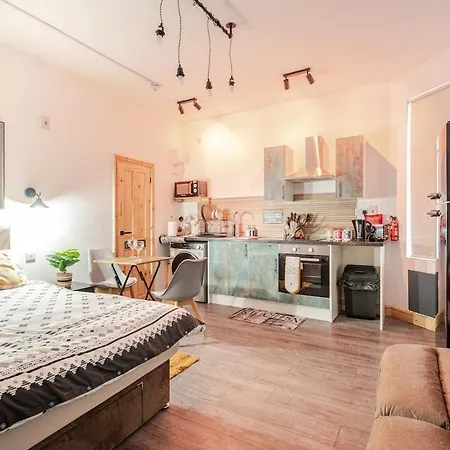 Luxury Industrial Near Brudenell Social Club & Headingley Stadium *