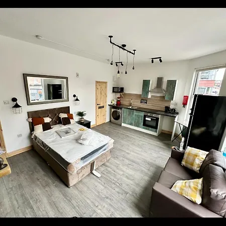 Luxury Industrial Near Brudenell Social Club & Headingley Stadium * Leeds