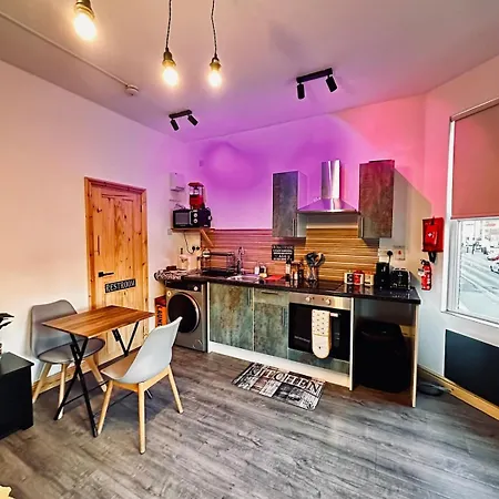 Luxury Industrial Near Brudenell Social Club & Headingley Stadium * Leeds